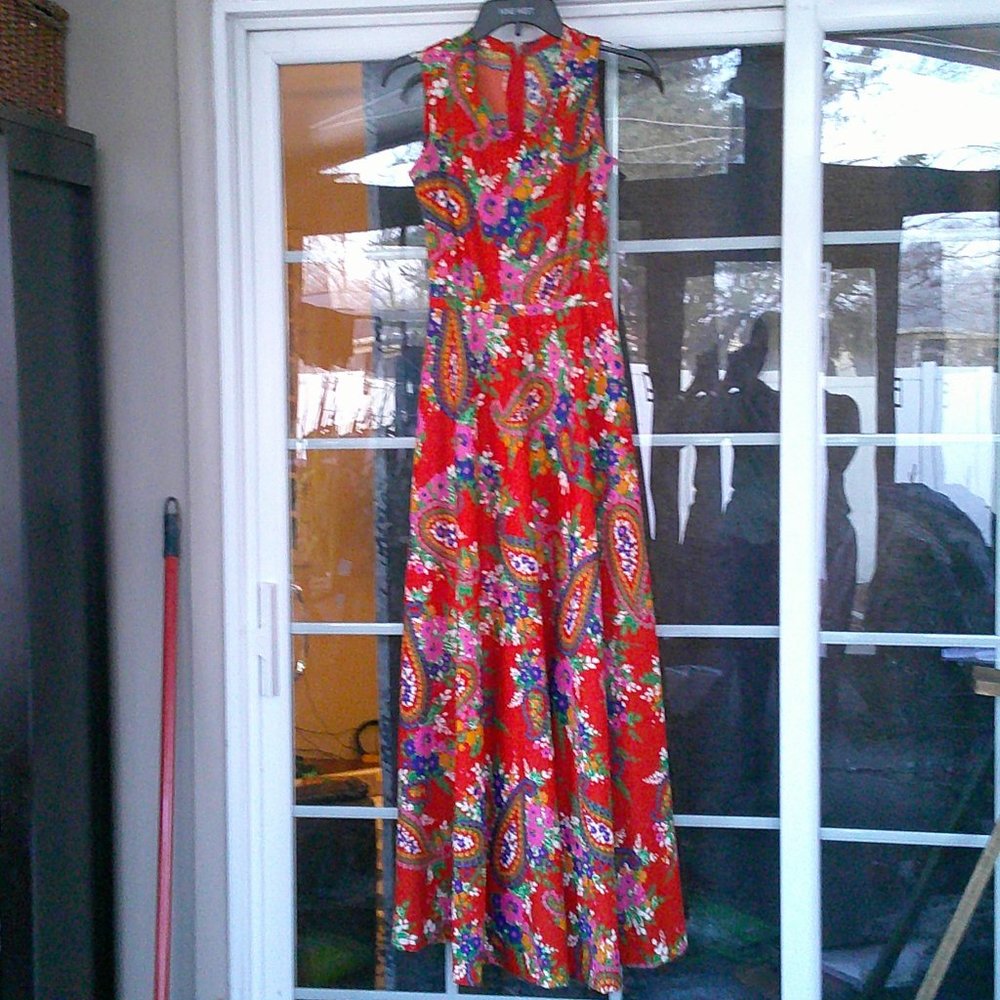 Cheerful 70s Vintage Maxi Dress